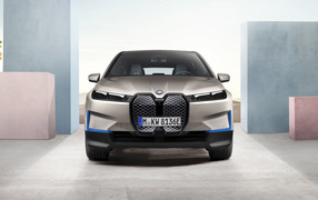 Серебристый автомобиль BMW IX 2021 года вид спереди