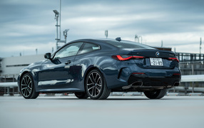 Стильный автомобиль BMW M440i XDrive Coupé 2020 года вид сзади