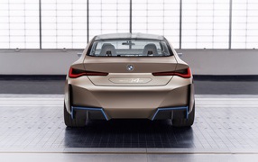 Автомобиль BMW Concept I4 2020 года вид сзади
