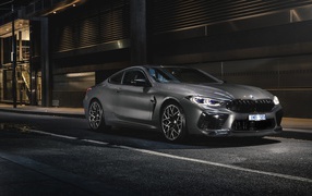 Автомобиль BMW M8 Competition Coupe 2020 года на улице города