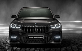 Черный автомобиль BMW X1 SDrive20i M Sport 25 Anos 2020 года вид спереди