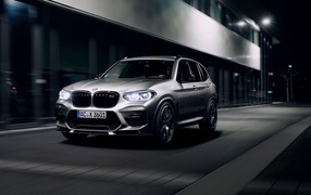 Автомобиль BMW X3 M 2020 года на улице города