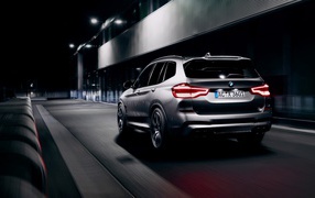 Автомобиль BMW X3 M 2020 года вид сзади