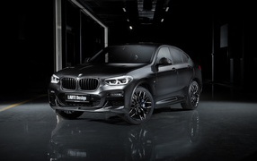 Черный внедорожник Larte Design BMW X4 2020 года в гараже 