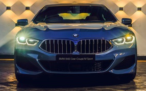 Синий автомобиль BMW 840i M Sport  2020  года крупным планом