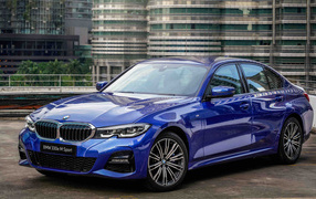 Синий автомобиль BMW 330e M Sport 2021 года