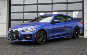 Синий автомобиль BMW 430i XDrive, 2021 года у гаража