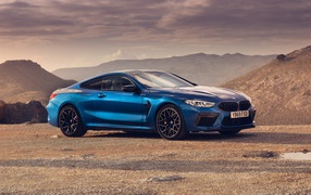 Синий автомобиль BMW M8  2019 года в горах