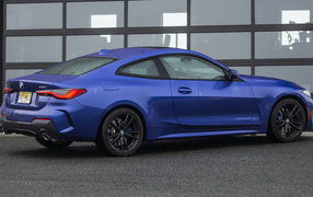 Синий автомобиль BMW 430i XDrive, 2021 года вид сбоку