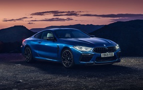 Синий автомобиль BMW M8, 2019 года на фоне гор