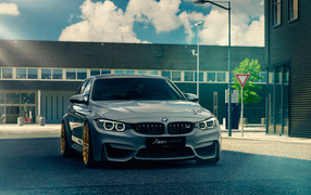 Серый автомобиль BMW F80 M3 в городе