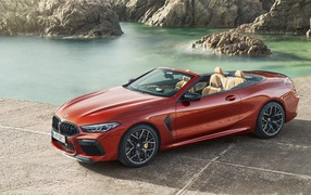 Красный кабриолет BMW M8, 2019 года у воды