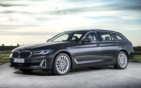 Серебристый автомобиль BMW 530d XDrive 2020 года на дороге 