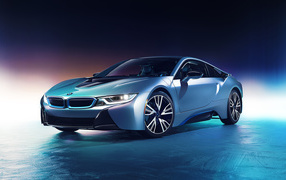 Серебристый автомобиль BMW I8 CGI