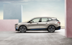 Серебристый автомобиль BMW IX 2021 года вид сбоку