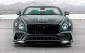 Автомобиль Mansory Bentley Continental GT V8 Convertible 2020 года с включенными фарами