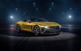 Желтый автомобиль Bentley Mulliner Bacalar 2020 года в свете софитов
