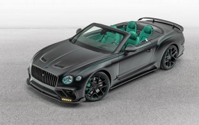 Черный автомобиль Mansory Bentley Continental GT V8 Convertible 2020 года на сером фоне