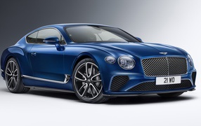 Синий автомобиль Bentley Continental GT Styling 2020 года на сером фоне вид спереди