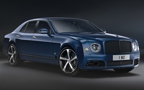 Синий дорогой автомобиль Bentley Mulsanne,  2020 года на сером фоне