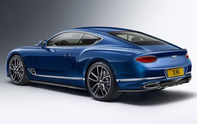 Дорогой автомобиль Bentley Continental GT Styling 2020 года на сером фоне