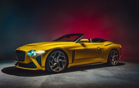 Желтый автомобиль кабриолет Bentley Mulliner Bacalar 2020 года 