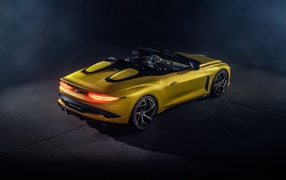 Желтый автомобиль Bentley Mulliner Bacalar 2020 года вид сзади на сером фоне