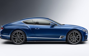 Синий автомобиль Bentley Continental GT Styling 2020 года на сером фоне