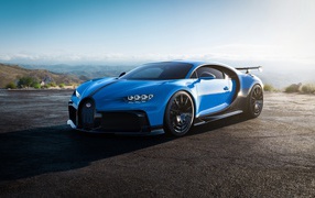 Синий автомобиль Bugatti Chiron Pur Sport 2020 года 