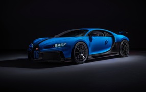 Синий автомобиль Bugatti Chiron Pur Sport 2020 года вид сзади