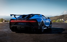 Автомобиль Bugatti Chiron Pur Sport 2020 года вид сзади 