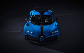 Спортивный автомобиль Bugatti Chiron Pur Sport 2020 года на сером фоне