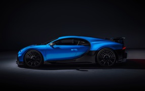 Быстрый автомобиль Bugatti Chiron Pur Sport 2020 года на сером фоне