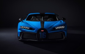 Синий автомобиль Bugatti Chiron Pur Sport 2020 года на черном фоне