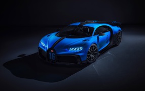 Синий автомобиль Bugatti Chiron Pur Sport 2020 года на сером фоне 