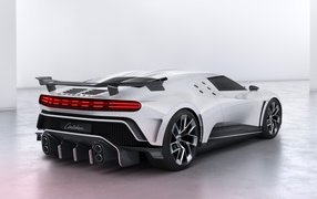 Белый автомобиль Bugatti Centodieci 2019 года вид сзади 