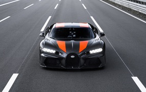 Черный автомобиль Bugatti Chiron, 2019 года на трассе