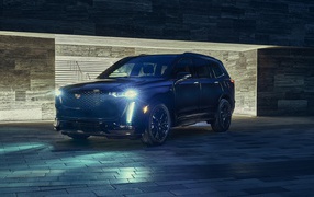 Черный кадилак Cadillac XT6 Midnight Edition 2020 года с включенными фарами 