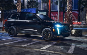 Большой черный Cadillac XT6 Midnight Edition 2020 года на ночной улице 