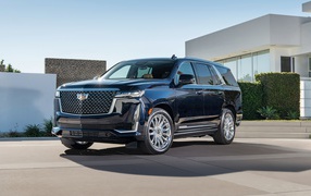 Большой дорогой Cadillac Escalade, 2021 года у дома