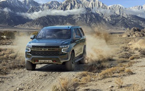 Черный внедорожник Chevrolet Tahoe Z71, 2021 года в горах