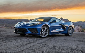 Синий автомобиль  Chevrolet Corvette Stingray, 2020 года на закате