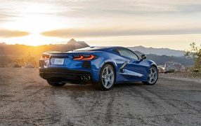 Синий автомобиль  Chevrolet Corvette Stingray года на фоне неба