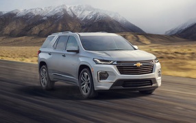 Внедорожник Chevrolet Traverse, 2021 года на фоне гор 