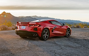 Красный автомобиль  Chevrolet Corvette Stingray Z51, 2020 года в лучах солнца