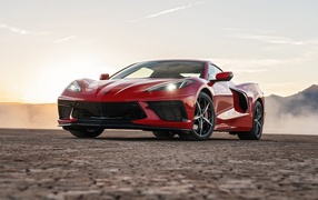 Красный автомобиль  Chevrolet Corvette Stingray Z51, 2020 года с включенными фарами