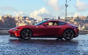 Красный автомобиль Ferrari Roma 2020 года в городе 