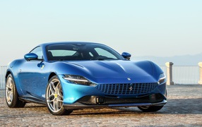 Синий быстрый автомобиль Ferrari Roma 2021 года 