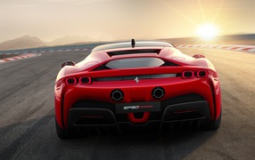 Быстрый автомобиль Ferrari Stradale SF90 на фоне яркого солнца 