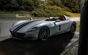 Новый автомобиль  Ferrari Monza SP1 2020 года в парке